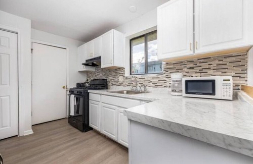 Hartford Condo | 3Bed Hartford Condo Self Check in & Park