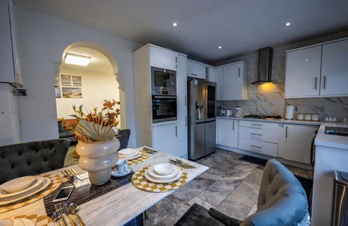 Heath House | 3bed rooms luxury home all rooms with Tv , sky America fridge ,