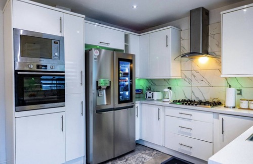 Heath House | 3bed rooms luxury home all rooms with Tv , sky America fridge ,