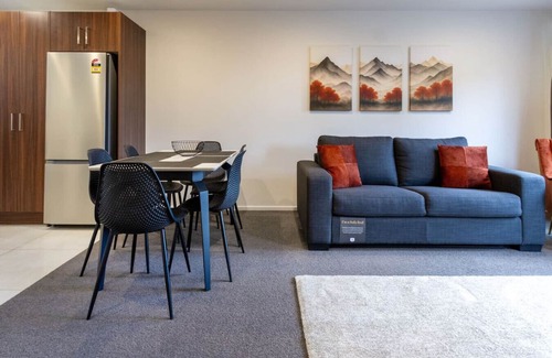 Addington House | 3bed with Garage Minutes from the Action and Sleeps 8