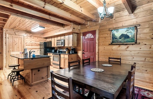 White Oak Lodge Cabin | 3bedroom 2bath cabin.Easy in winter, no steep hills.15 min to Gatlinburg strip.