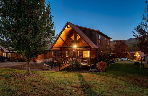 White Oak Lodge Cabin | 3bedroom 2bath cabin.Easy in winter, no steep hills.15 min to Gatlinburg strip.