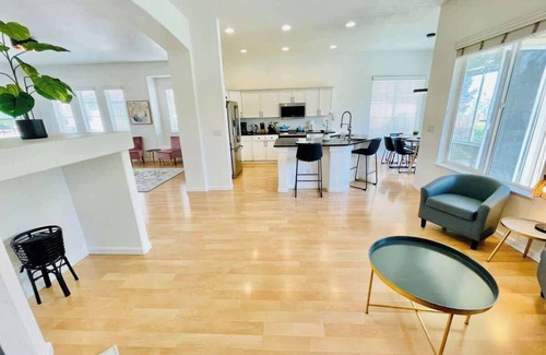 West University House | 3Bedroom/2Bath/Pet OK/Sleeps12