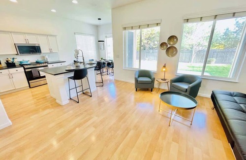 West University House | 3Bedroom/2Bath/Pet OK/Sleeps12