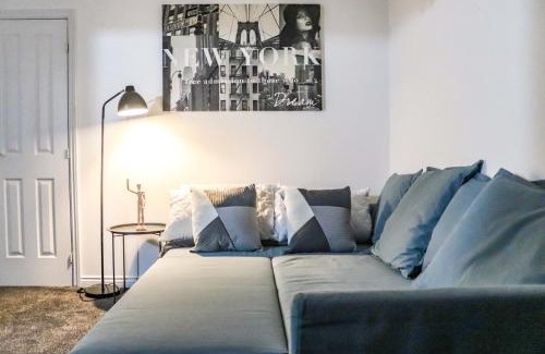 Ashington House | 3Bedroom EnSuite SofaBed Sleeps upto 6 Contractors Families Long or Short Stay Free Parking WIFI