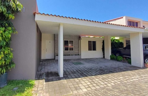 Santa Tecla House | 3bedroom Family House in charming Santa Tecla private neighborhood, w/WiFi, AC