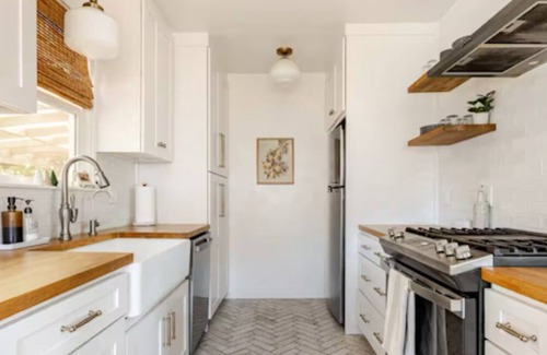Bakersfield House | 3bedroom house close to several hospitals w/HOT TUB in pleasant La Cresta area.