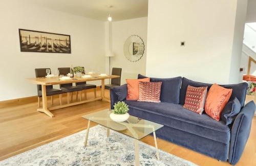 Headington House | 3Bedroom Modern house, Free Parkings, WiFi, Spacious, Near JR hospital and centre