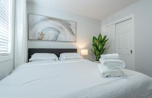 Southwest Calgary Apartment | 3bedroom Stylish Getaway by the Park with 2-Car Garage
