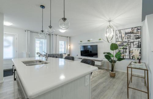 Southwest Calgary Apartment | 3bedroom Stylish Getaway by the Park with 2-Car Garage