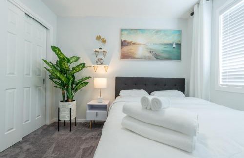 Southwest Calgary Apartment | 3bedroom Stylish Getaway by the Park with 2-Car Garage