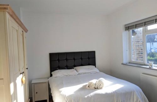 White Hart Lane Villa | 3bedrooms house sleeps10 Garden&Parking Ably Stays