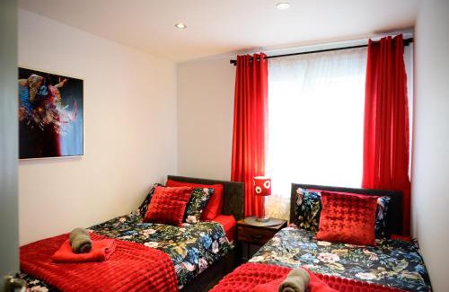 Bramcote House | 3BR,1 bathroom,1 shower,CCTV,Perfect for business trip & Families holiday or working proffesionals-just 5 min from M1,500MB Wi-Fi,Netflix,Fully equiped kitchen,Asda supermarket 5 min walk,Free Secure parking&relaxing garden