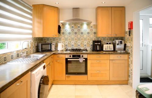 Bramcote House | 3BR,1 bathroom,1 shower,CCTV,Perfect for business trip & Families holiday or working proffesionals-just 5 min from M1,500MB Wi-Fi,Netflix,Fully equiped kitchen,Asda supermarket 5 min walk,Free Secure parking&relaxing garden
