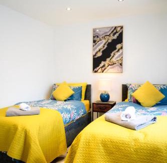 Bramcote House | 3BR,1 bathroom,1 shower,2 x FREE off street parking,CCTV,Perfect for business Trip & Families holiday & working proffesional-long term,M1-5Min,WI-Fi 500Mb,Netflix,Secure Private garden,Fully equiped kitchen-Peaceful & Convenient