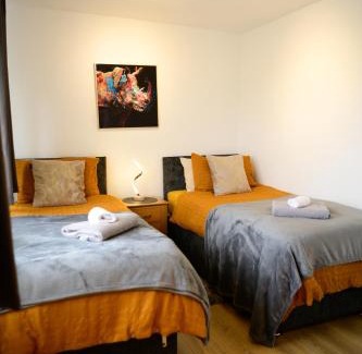 Bramcote House | 3BR,1 bathroom,1 shower,2 x FREE off street parking,CCTV,Perfect for business Trip & Families holiday & working proffesional-long term,M1-5Min,WI-Fi 500Mb,Netflix,Secure Private garden,Fully equiped kitchen-Peaceful & Convenient