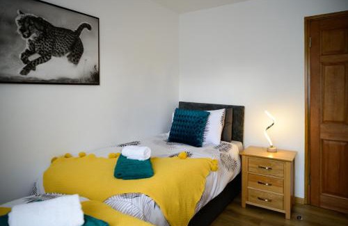 Bramcote House | 3BR,1 bathroom,1 shower,2 x FREE off street parking,CCTV,Perfect for business Trip & Families holiday & working proffesional-long term,M1-5Min,WI-Fi 500Mb,Netflix,Secure Private garden,Fully equiped kitchen-Peaceful & Convenient