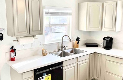 Southeastern Sacramento House | 3BR 1Bth Charming whole House Event Entertainers Welcome. 5 min. to down-town