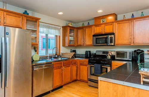 Mount Baker House | 3BR/2.5BA home - ACs, pet friendly, centrally located w/4 Smart TVs + fast WiFi