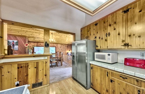 Ridgewood House | 3BR+ 2 bonus rooms hot-tub close to ski/town/lake