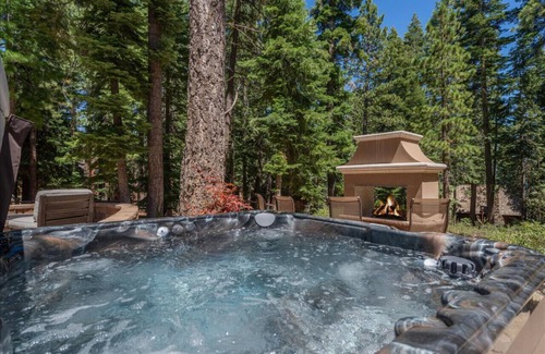 Ridgewood House | 3BR+ 2 bonus rooms hot-tub close to ski/town/lake