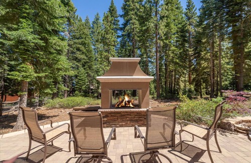 Ridgewood House | 3BR+ 2 bonus rooms hot-tub close to ski/town/lake