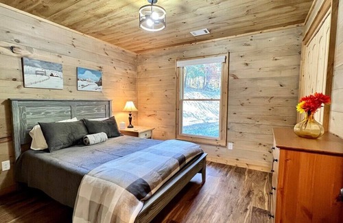 McCaysville Cabin | 3BR/2BA Cabin on 3 acres with a small pond and outdoor fireplace