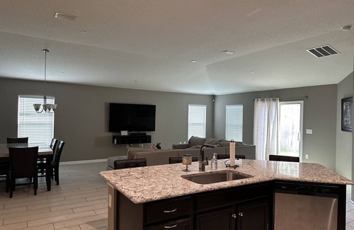 Sunbeam House | 3BR 2BA Central location