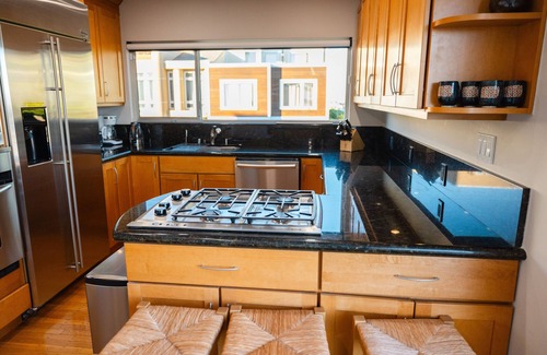 Noe Valley House | 3BR, 2BA Home, stunning views, sleeps 7, Garage + 240V EV Charging station