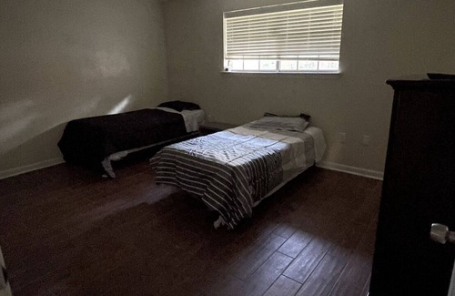 Park Forest - LA North House | 3BR/2BA House in quiet neighborhood