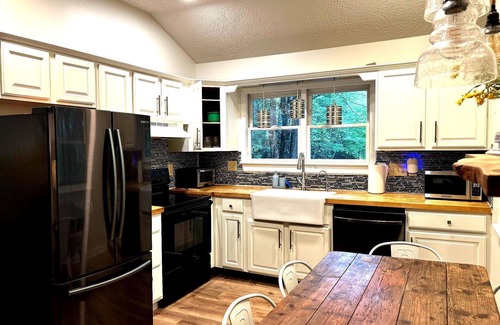 Blowing Rock House | 3BR/2BA house sleeps 8 - convenient to Downtown and Tweetsie in Blowing Rock