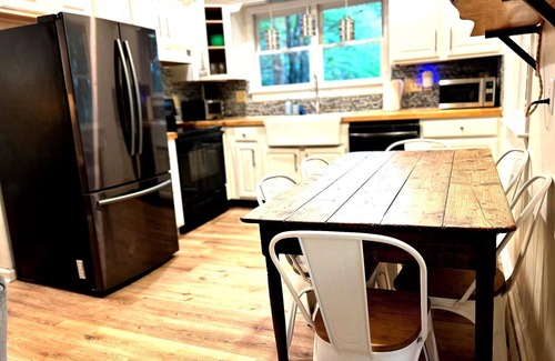 Blowing Rock House | 3BR/2BA house sleeps 8 - convenient to Downtown and Tweetsie in Blowing Rock
