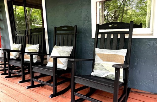 Blowing Rock House | 3BR/2BA house sleeps 8 - convenient to Downtown and Tweetsie in Blowing Rock