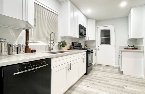 Lancaster House | 3BR/2BA Near the BLVD - Parking, Laundry, Sleep 10