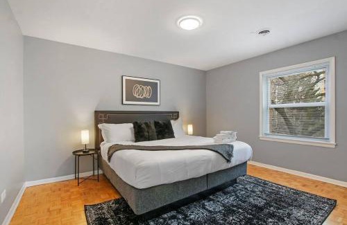 Evanston Apartment | 3BR & 2BA Tranquil Apt in Prime Location - Church 301