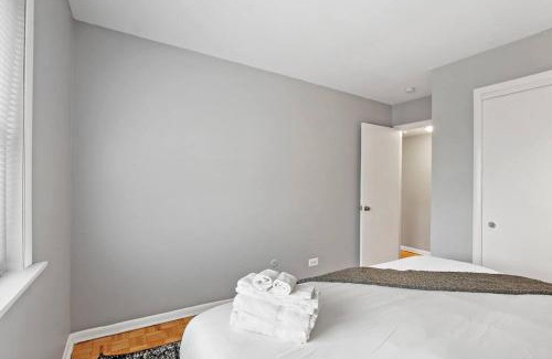 Evanston Apartment | 3BR & 2BA Tranquil Apt in Prime Location - Church 301