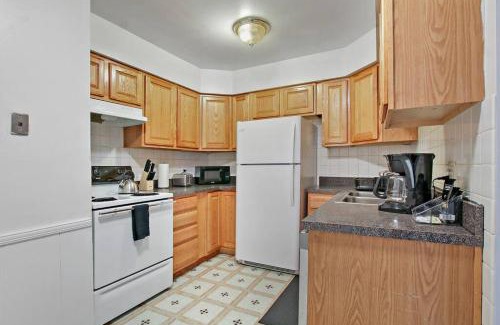 Evanston Apartment | 3BR & 2BA Tranquil Apt in Prime Location - Church 301