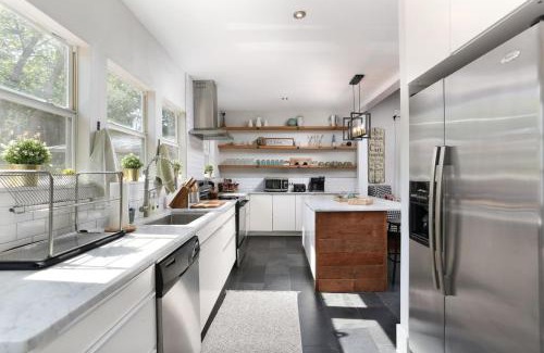 Government Hill House | 3BR 2BTH Historic Pearl Brewery Downtown Riverwalk