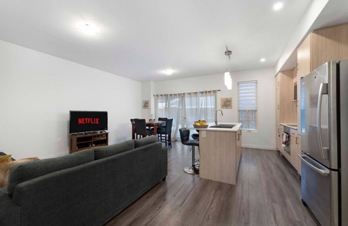 Barrie House | 3BR 2bth home@Barrie10min toCentennial beachnnEntire townhouse in Barrie,Ontario