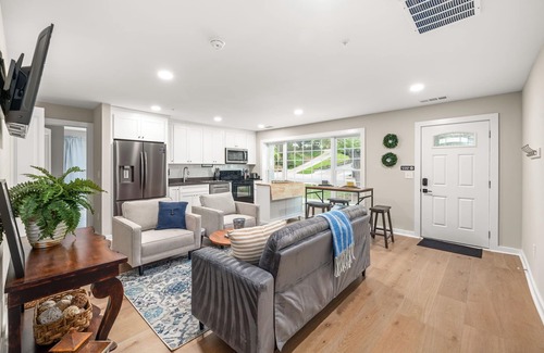 Gainesville Apartment | 3BR/3BA Newly Built, 5 min to square. Pet+, Full Kitchen, Washer/Dryer, 15+ days