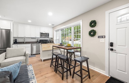 Gainesville Apartment | 3BR/3BA Newly Built, 5 min to square. Pet+, Full Kitchen, Washer/Dryer, 15+ days