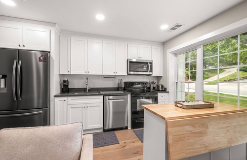 Gainesville Apartment | 3BR/3BA Newly Built, 5 min to square. Pet+, Full Kitchen, Washer/Dryer, 15+ days