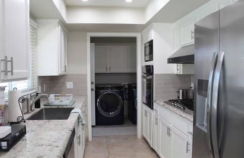 Fresno House | 3BR/3BA, Pool, Daybed, Outdoor BA/Shower & Netflix