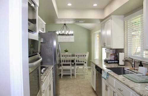 Fresno House | 3BR/3BA, Pool, Daybed, Outdoor BA/Shower & Netflix