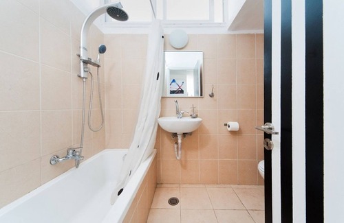 Old North Apartment | 3BR 5 MN WALK FROM THE BEACH - 16 NORDAU BLV