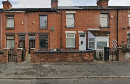 St Helens House | 3BR, 6 min to central station, full kitchen