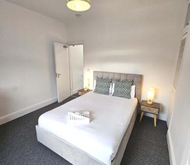 St Helens House | 3BR, 6 min to central station, full kitchen