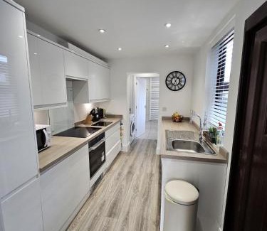 St Helens House | 3BR, 6 min to central station, full kitchen