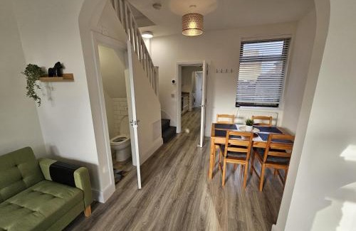 St Helens House | 3BR, 6 min to central station, full kitchen