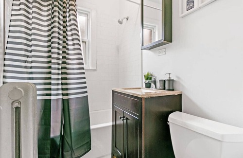 Rogers Park Apartment | 3BR Apartment close to Beach Park Loyola